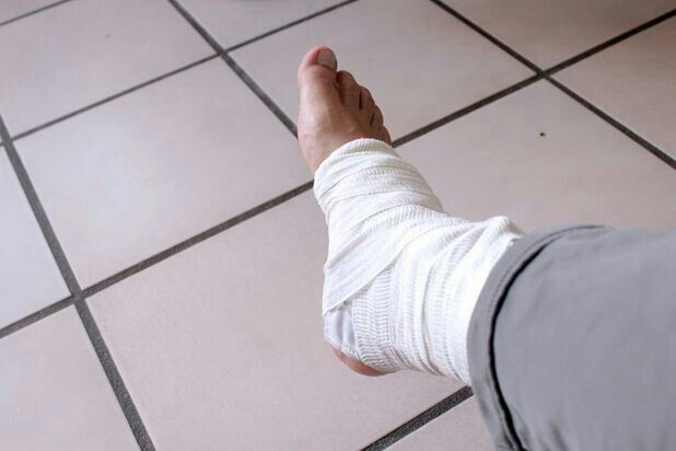 Lansia Mengalami Patah Kaki