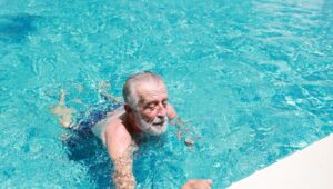 Berenang, Pilihan Olahraga Aman dan Bermanfaat untuk Lansia