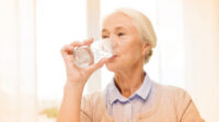 Sepele tapi Berisiko: 5 Kesalahan Minum Air Putih Pagi yang Harus Dihindari Lansia