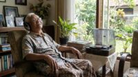 Rutin Mendengarkan Musik Terbukti Turunkan Risiko Demensia pada Lansia