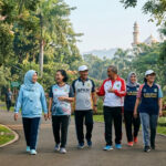 Lansia aktif berjalan bersama teman sebagai ilustrasi kebiasaan sehat yang mendukung umur panjang dan kualitas hidup di usia lanjut.