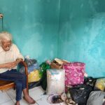 heru baskoro, di rumah sederhana sebagai gambaran pentingnya sistem perlindungan sosial dan jaminan kesejahteraan bagi lansia di Indonesia.