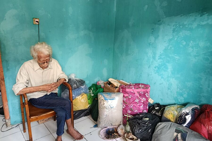 heru baskoro, di rumah sederhana sebagai gambaran pentingnya sistem perlindungan sosial dan jaminan kesejahteraan bagi lansia di Indonesia.