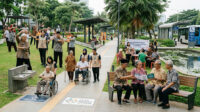 Sekelompok lansia mengikuti kegiatan bersama di ruang terbuka sebagai bagian dari program Kota Ramah Lansia di Jakarta.