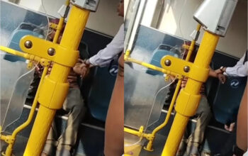 Petugas TransJakarta Memberikan Pendampingan kepada Penumpang Lansia