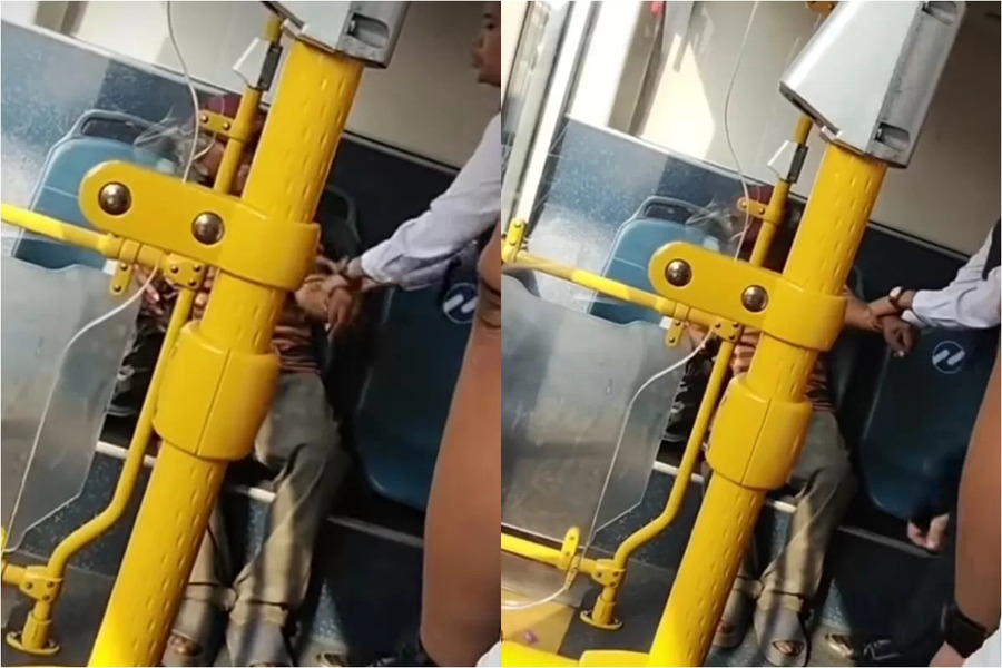 Petugas TransJakarta Memberikan Pendampingan kepada Penumpang Lansia