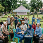 Sekelompok lansia Indonesia mengikuti kegiatan kesehatan dan sosial di Kabupaten Jember, Jawa Timur.