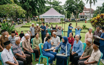 Sekelompok lansia Indonesia mengikuti kegiatan kesehatan dan sosial di Kabupaten Jember, Jawa Timur.