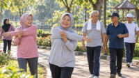 Lansia aktif berolahraga dan menjalani pola hidup sehat untuk mendukung penuaan sehat