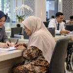 Lansia dan penyandang disabilitas mendapatkan pendampingan saat membuka rekening untuk penyaluran bansos