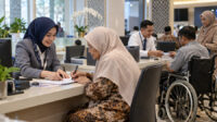 Lansia dan penyandang disabilitas mendapatkan pendampingan saat membuka rekening untuk penyaluran bansos
