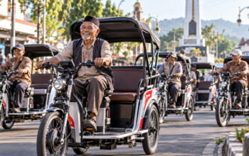 Becak Listrik Bantu 100 Pengayuh Lansia di Purwakarta Tetap Produktif